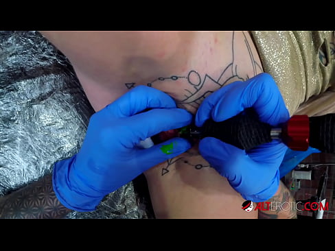 ❤️ Extrem tattooed Hottie Sully Savage krut en Tattoo op hirem Klitoris ❤️ Fucking op lb.sexera.ru ❌❤